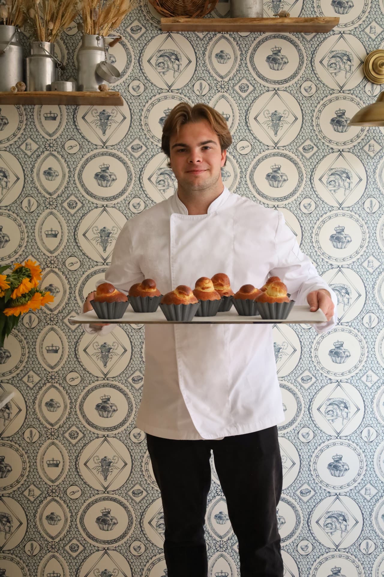 Le chef Briochette portant un plateau de brioches dorées